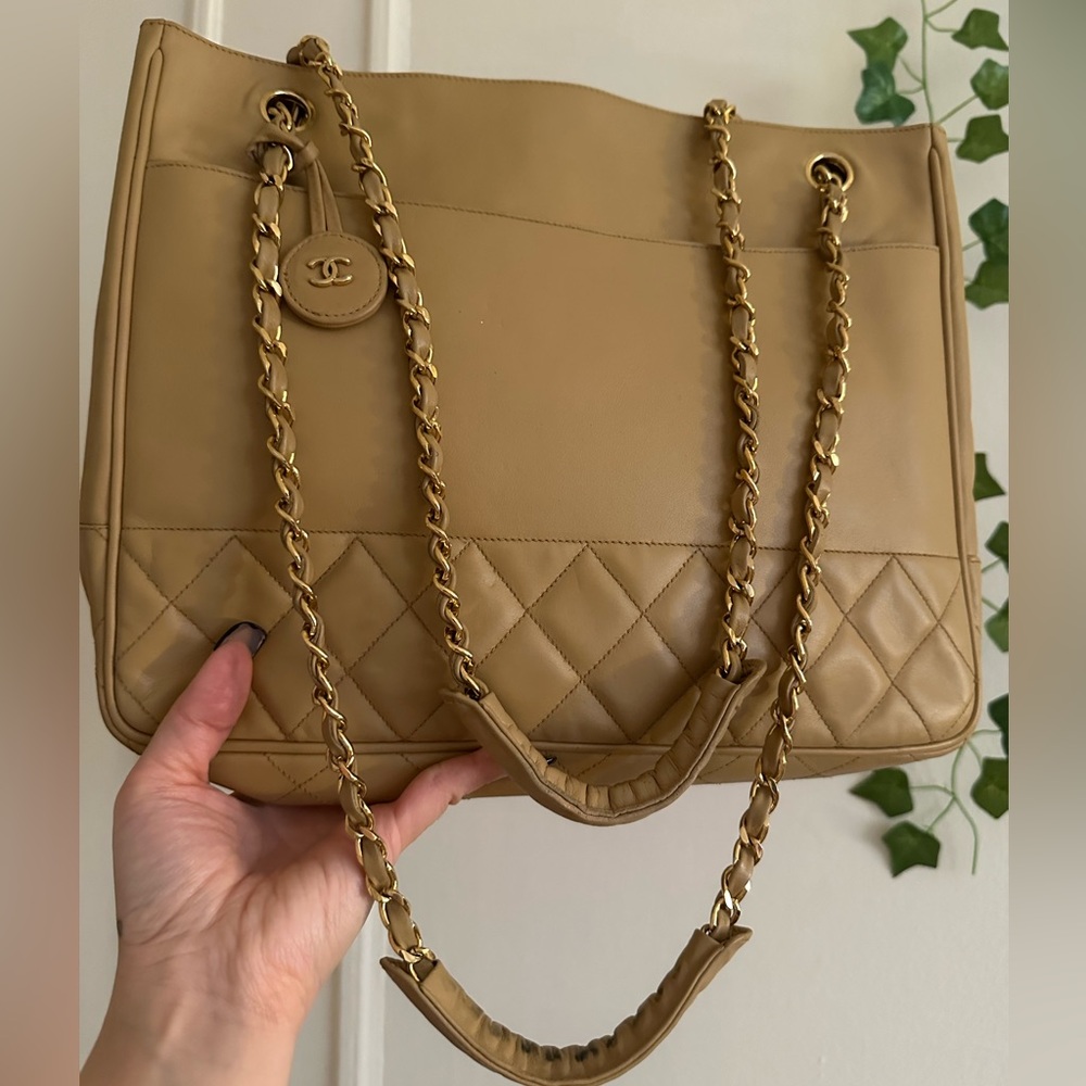CHANEL ✨🦄 RARE Quilted Lambskin Bag 24K Gold w/ Bag Charm